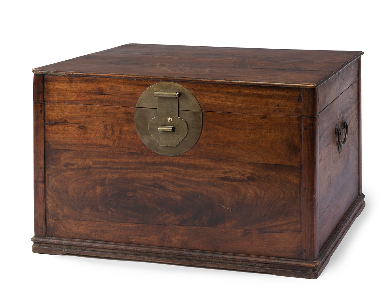 Chinese chest. Qing dynasty, 19th century.Camphor wood.Bronze clasp and side handles.Export