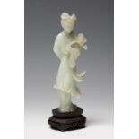 Geisha. China, 20th century.Green jade.Wooden stand.Measurements: 16 x 4,5 x 4,5 cm.Figure carved in