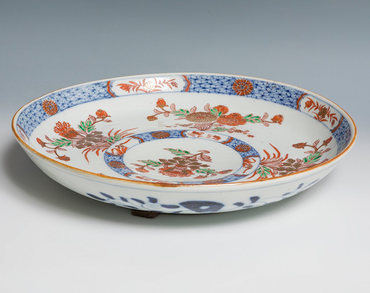 Plate of the East India Company, 19th century.Enamelled porcelain.Measurements: 34 cm (diameter). - Image 3 of 3