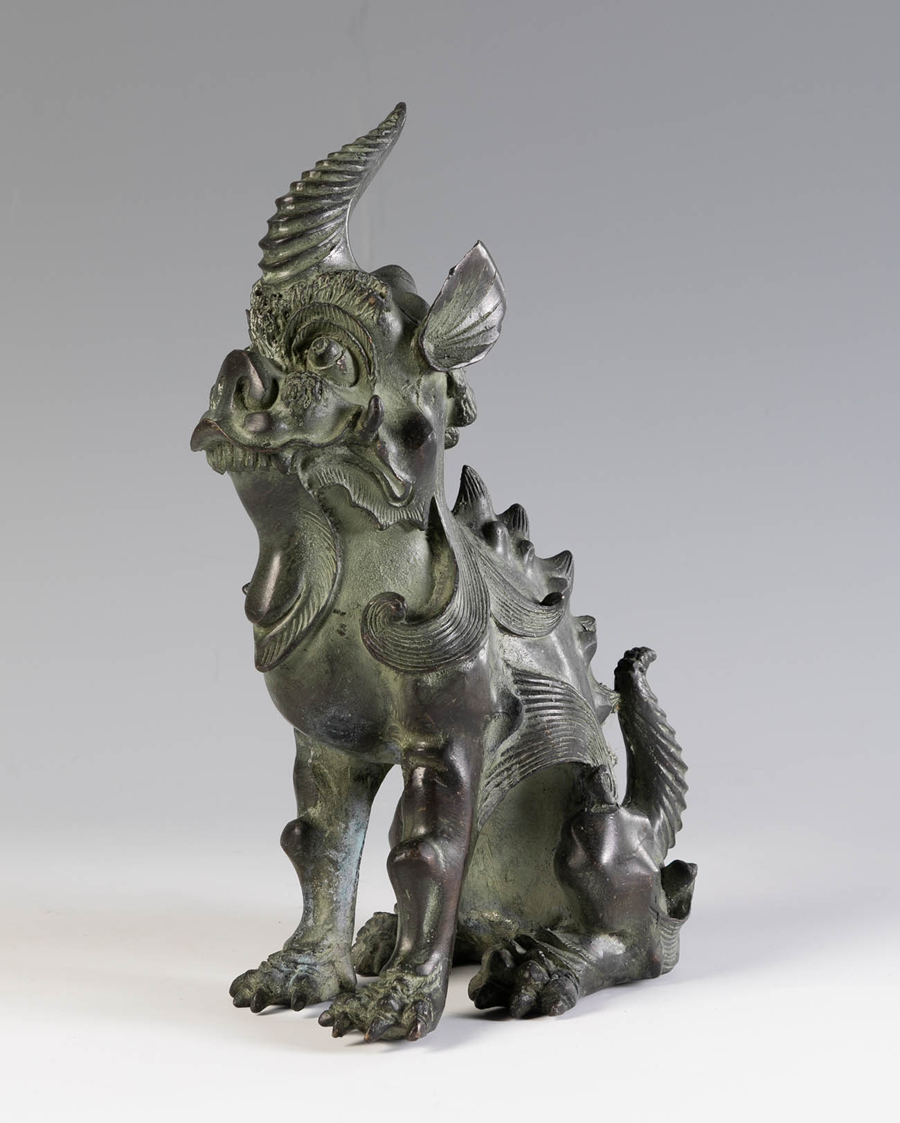 Quilin figure, China, 19th-20th century.Bronze.Measurements: 26,5 x 10 x 19 cm.Chinese figure made