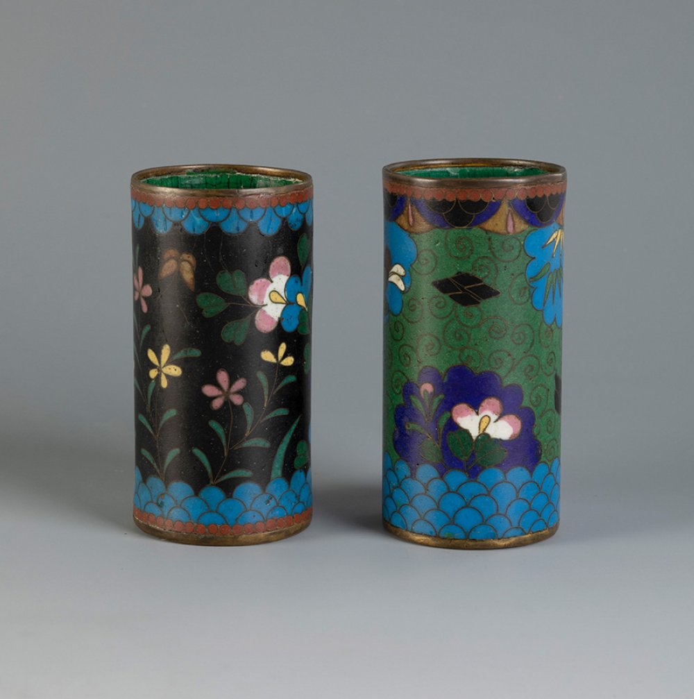 Two brush pots. Japan, Edo period, 19th century.Bronze and cloisonné enamels.With marks of use. - Image 3 of 4