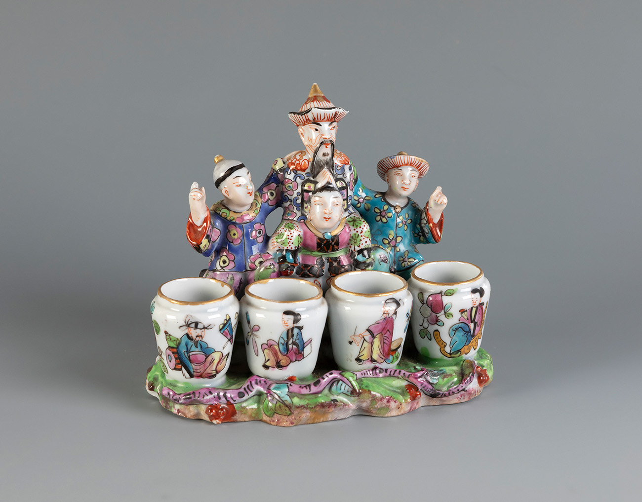 Curious and rare inkwell. China, second half of the 19th century.Hand-painted porcelain.It