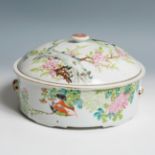 Tureen. China, late 19th century.Enamelled porcelain.With inscription.Measurements: 16 x 28 cm (