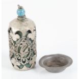 Small snuff bottle and saucer; Tianjing, China, 19th century.Measurements: 8.5 cm high and 4 cm in