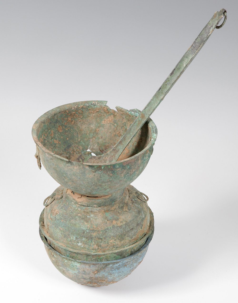 Collection of kitchen utensils; China, Han dynasty, 206 BC. - AD 200.Bronze.Measurements: 26 x 18 - Image 4 of 4