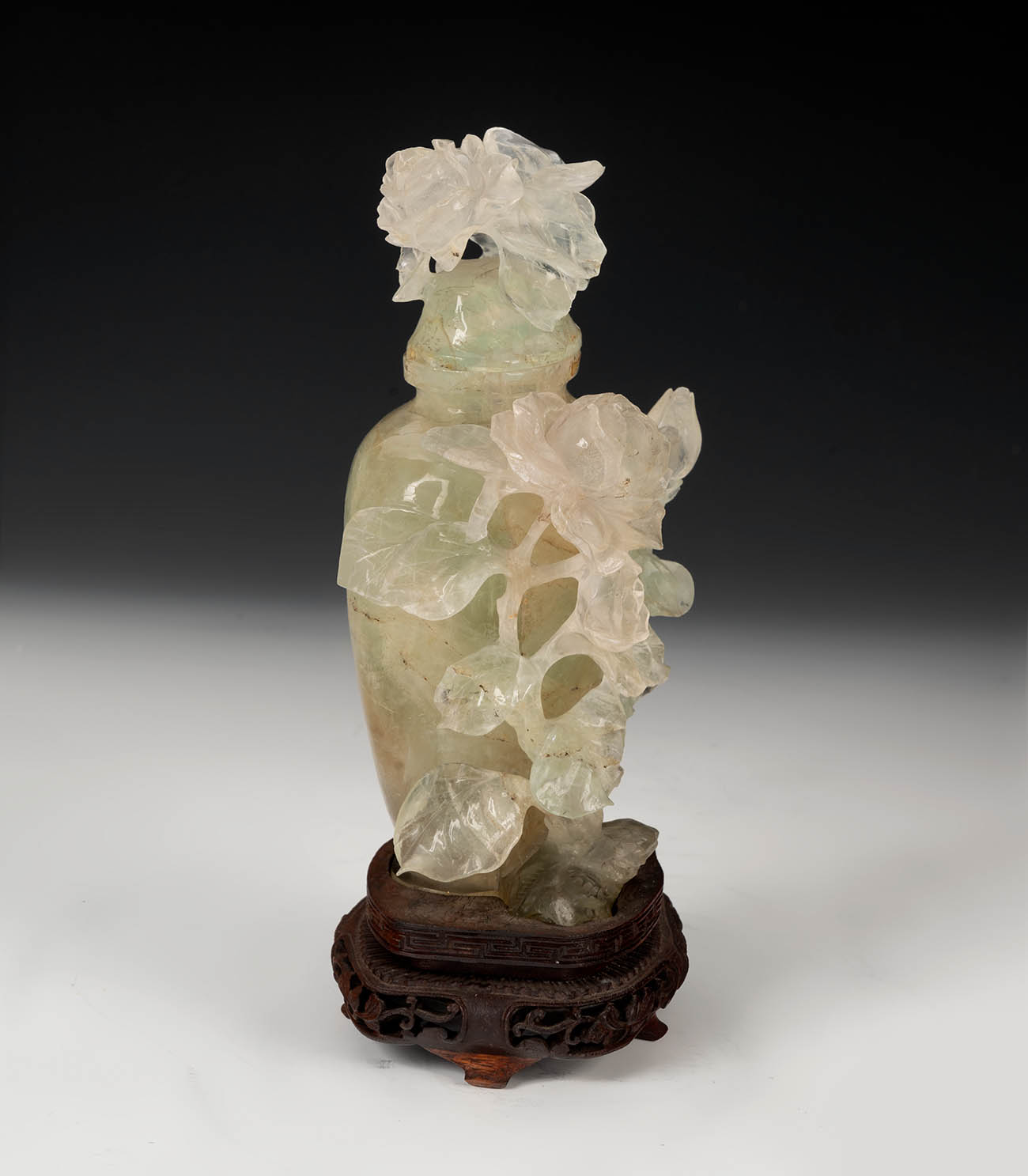 Potiche with flowers. China, 20th century.Hand carved fluorite on wooden base.Size: 16 cm ( - Image 3 of 7