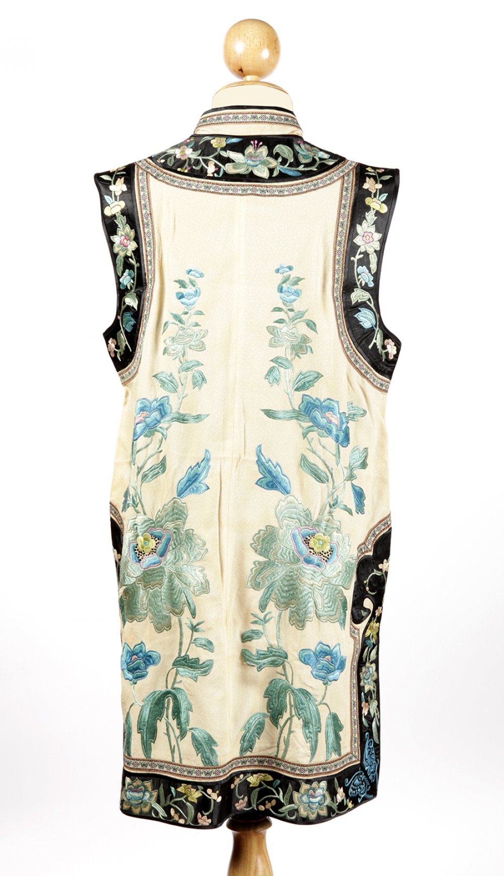 Xiapi waistcoat; Beijing, China, Qing dynasty, 1644-1912.Hand-embroidered silk.Measurements: 49 cm - Image 3 of 3