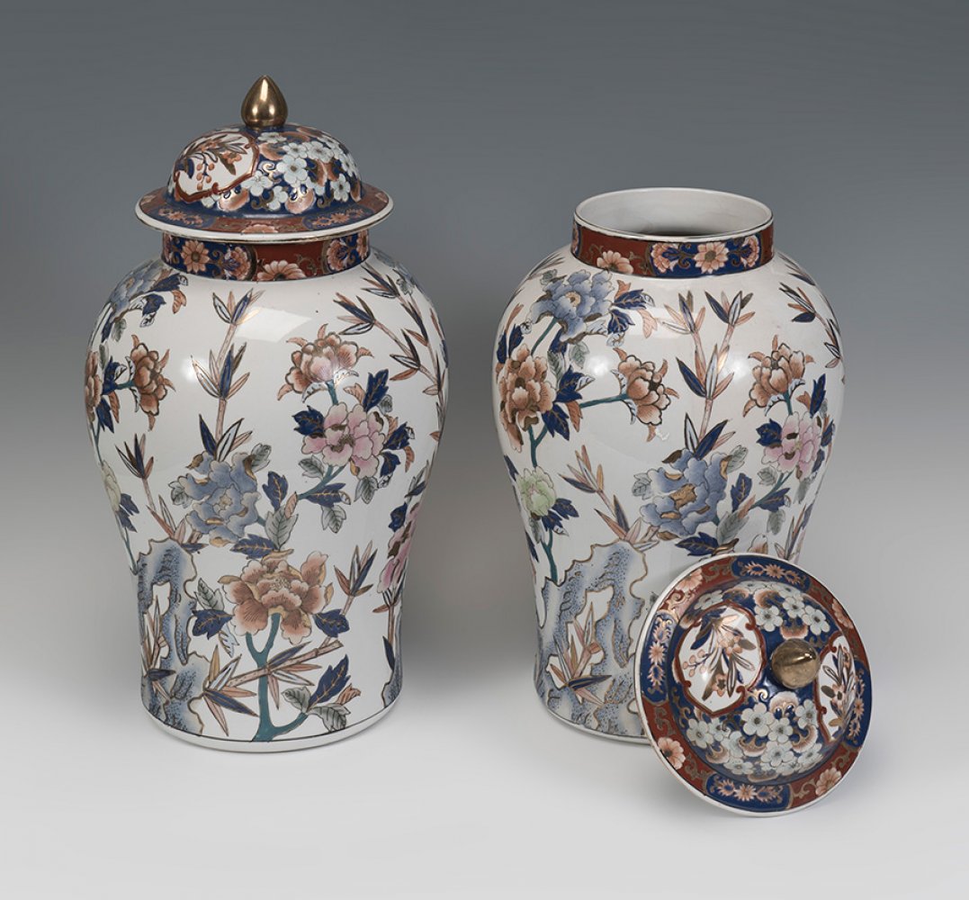 Pair of Imari style tibors; China, late 19th - early 20th century.Hand-painted porcelain.Signed on - Image 3 of 5