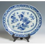 Tray. China, 18th century.Enamelled porcelain.Measurements: 38 x 32 cm.Oval-shaped tray with lobed
