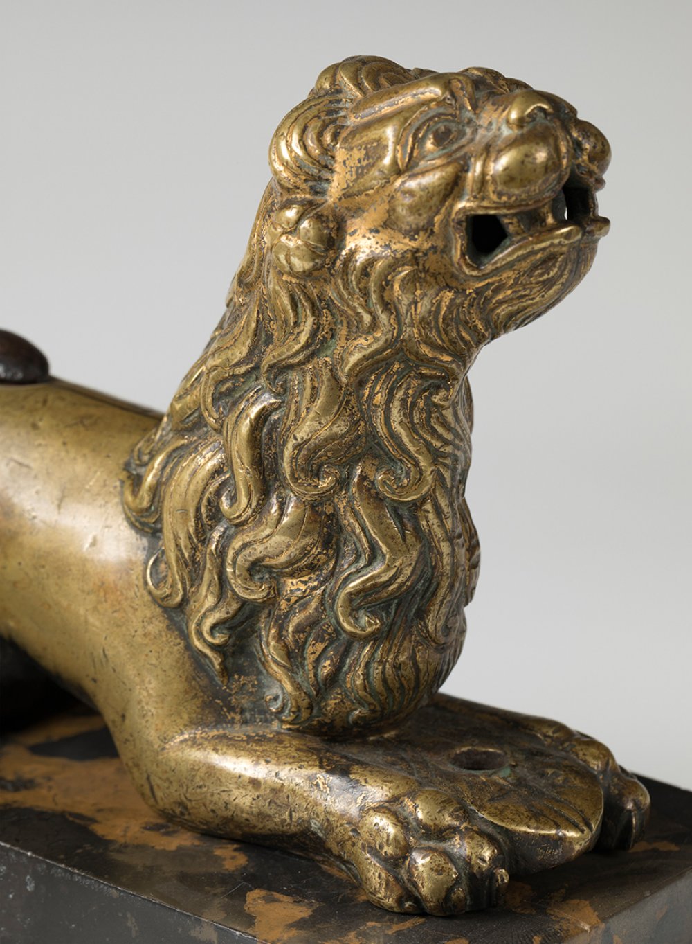 Italian work; circa 1500."Pair of lions.Gilded bronze.Presents iron reeds.Measurements. 10 x 14 x - Image 2 of 7
