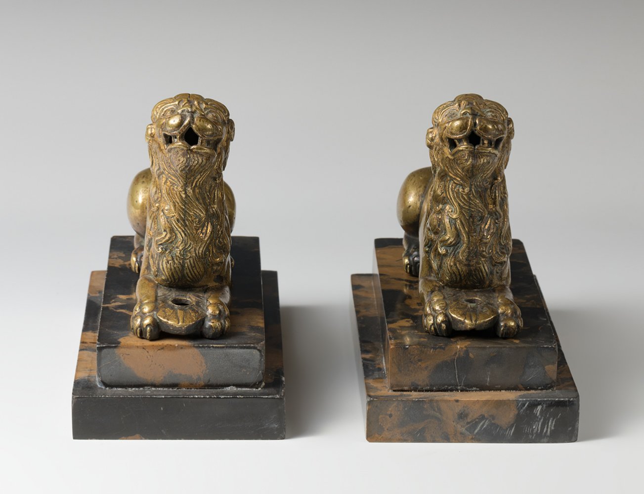 Italian work; circa 1500."Pair of lions.Gilded bronze.Presents iron reeds.Measurements. 10 x 14 x - Image 7 of 7