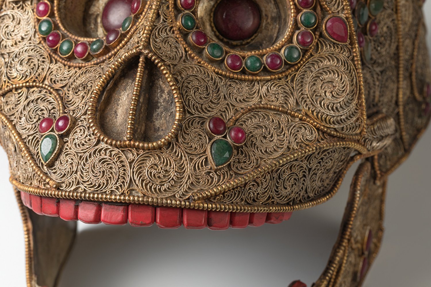 Mexican school; circa 1800."Skull.Silver alloy with garnets, emeralds and hard coloured stones. - Image 2 of 7