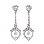 Pair of long earrings with movement in 18k white gold and diamonds. Model with frontispiece in three