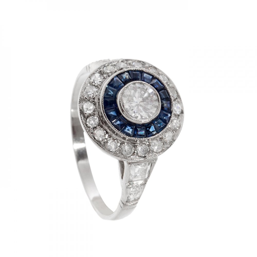 Ring in 18kt white gold, sapphires and diamonds. Partridge's eye" model, with a central brilliant-