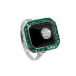 Ring in 18k white gold. Art-déco style, octagonal frontispiece with emeralds in carré, onyx and