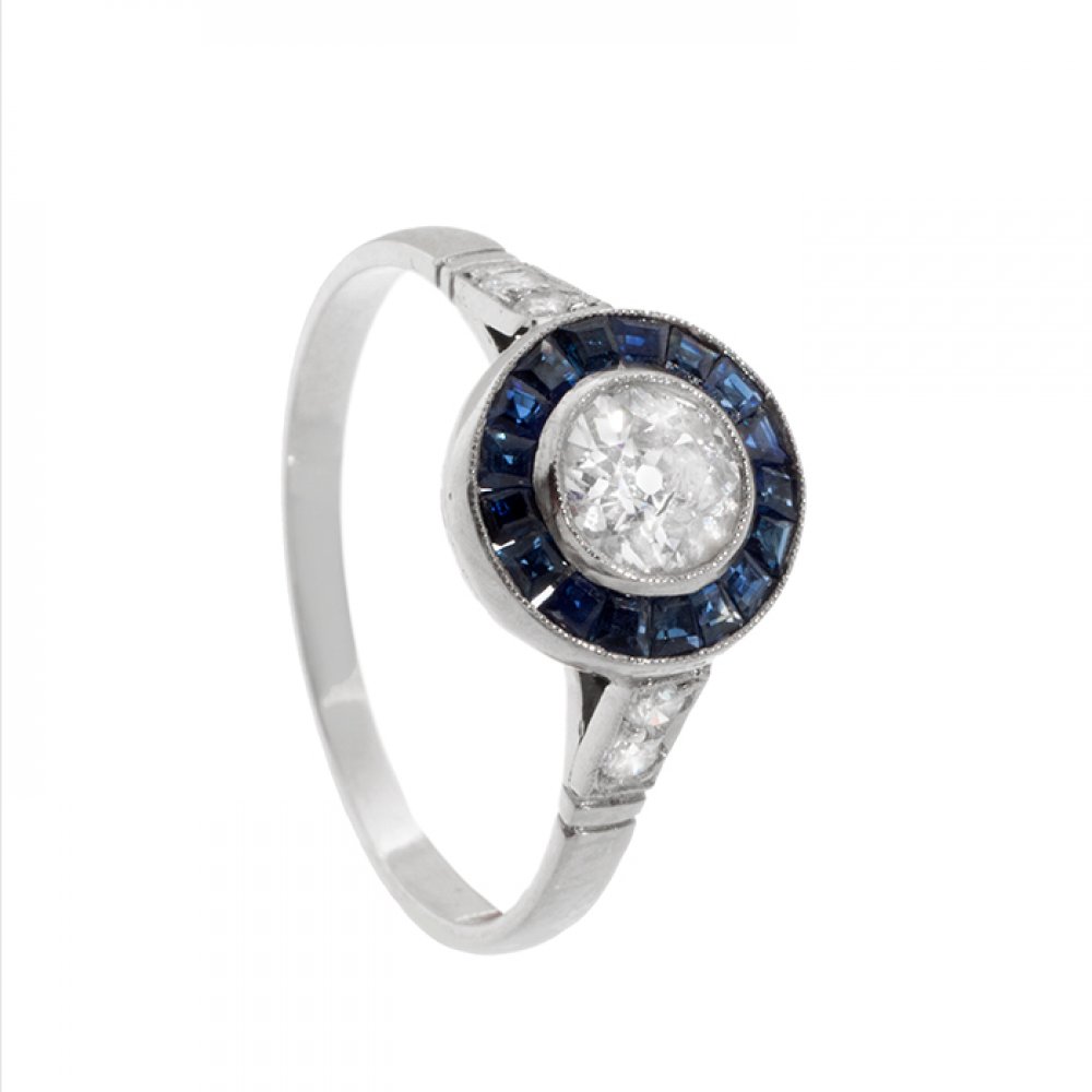 Ring in 18k white gold with diamonds and sapphires. Partridge eye model with a central diamond