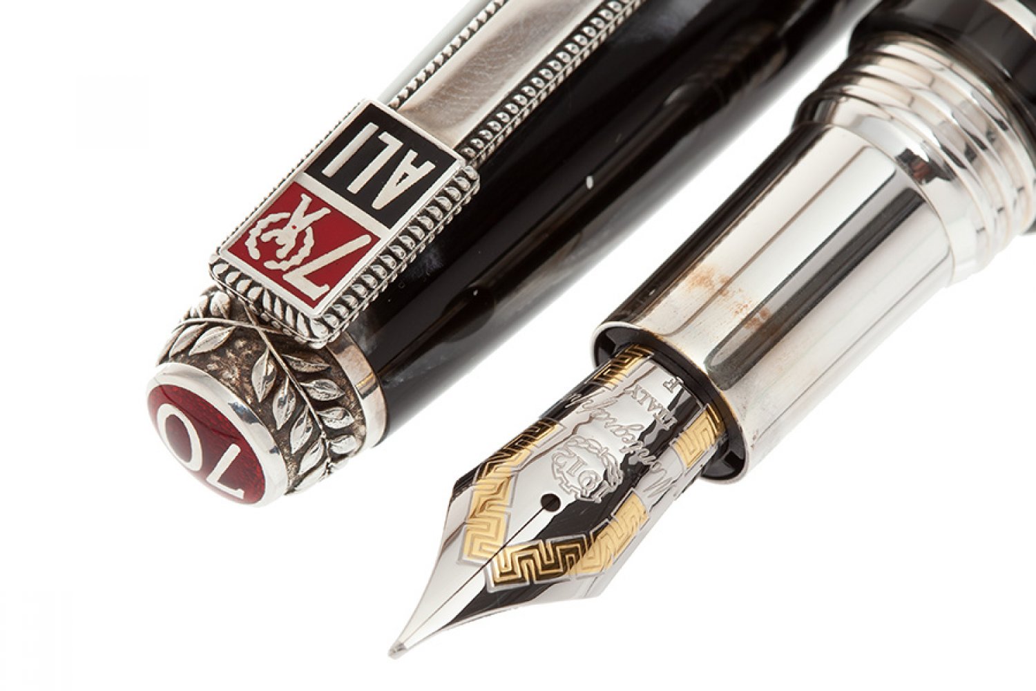 MONTEGRAPPA FOUNTAIN PEN, LIMITED EDITION "MUHAMMAD ALI".Resin barrel, hand painted.Two-tone 18 - Image 3 of 4