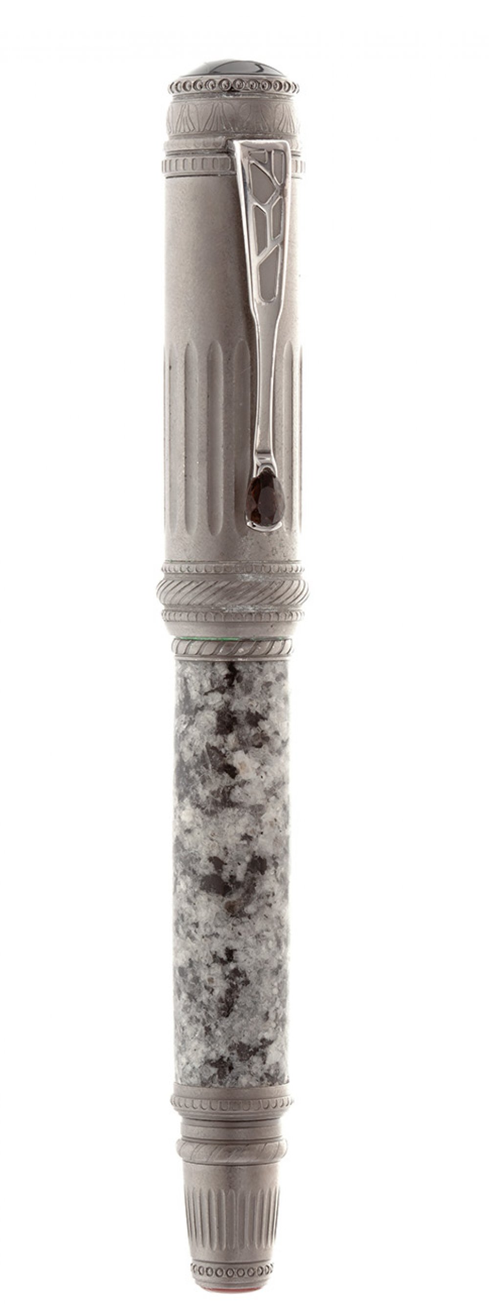 MONTBLANC "SCIPIONE BORGHESE" FOUNTAIN PEN.Resin and silver barrel.Nib of 18 Kts gold decorated with