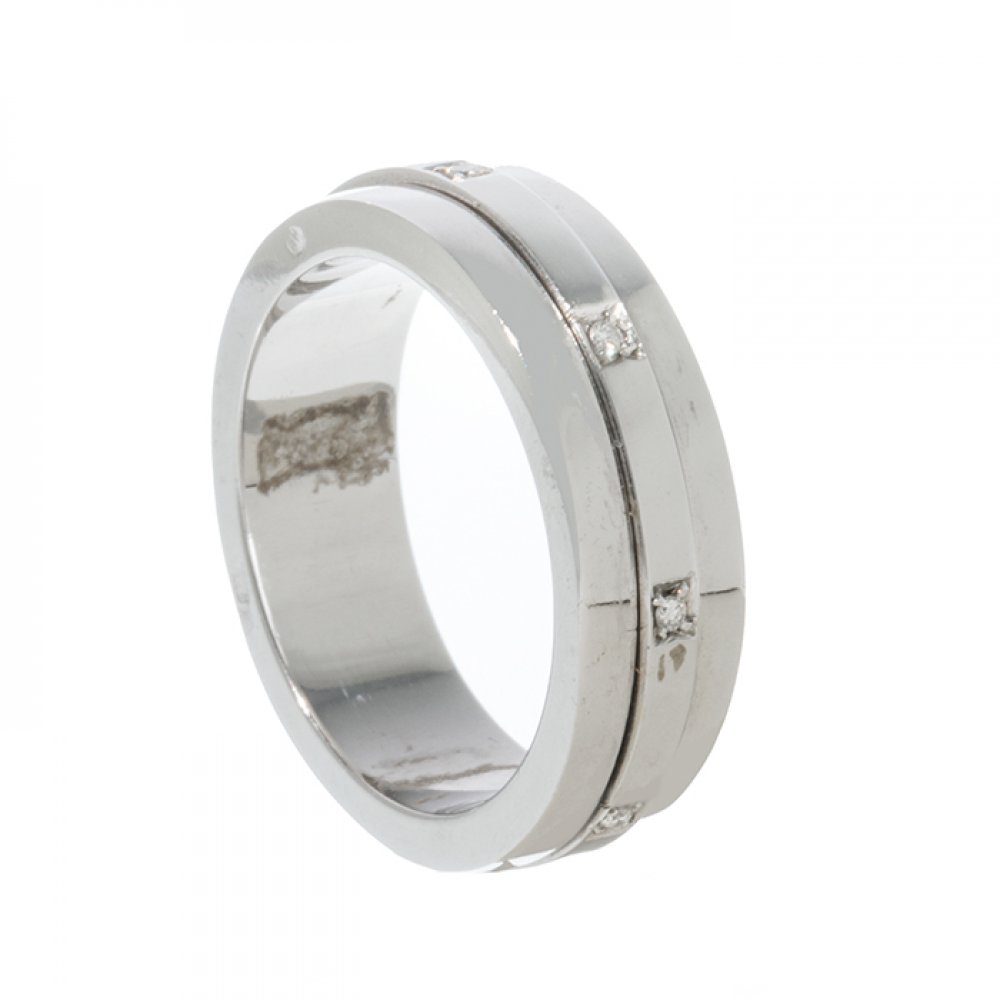 Ring in 19.2kt white gold and diamonds. Model with circular frontispiece in three rings, the central