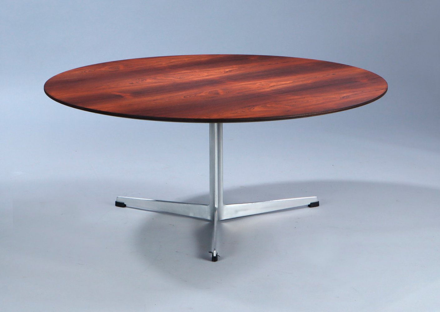 ARNE JACOBSEN (Denmark, 1902 - 1971) for FRITZ HANSEN.Coffee table model 3513.Rosewood veneered top,