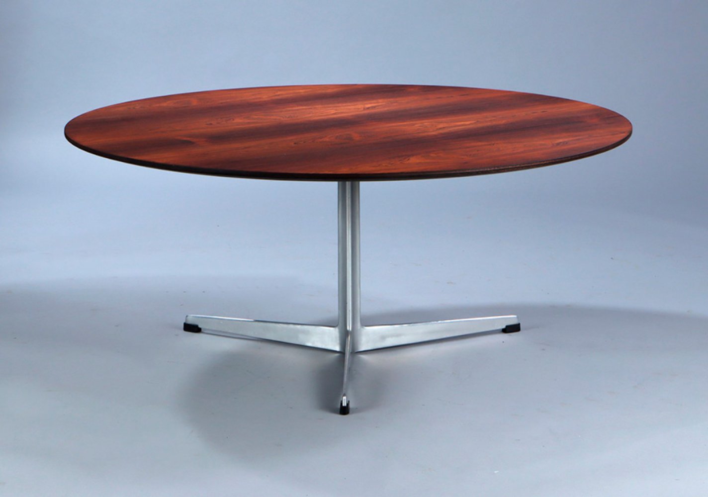 ARNE JACOBSEN (Denmark, 1902 - 1971) for FRITZ HANSEN.Coffee table model 3513.Rosewood veneered top, - Image 3 of 6