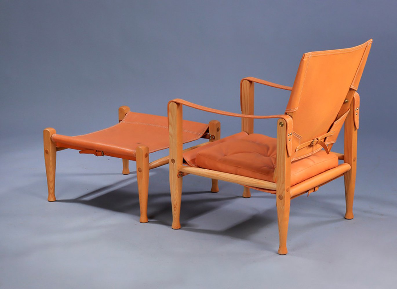 KAARE KLINT (Frederiksberg, 1888-Copenhagen, 1954) for RUD RASMUSSEN.Safaristol chair with stool, - Image 5 of 7