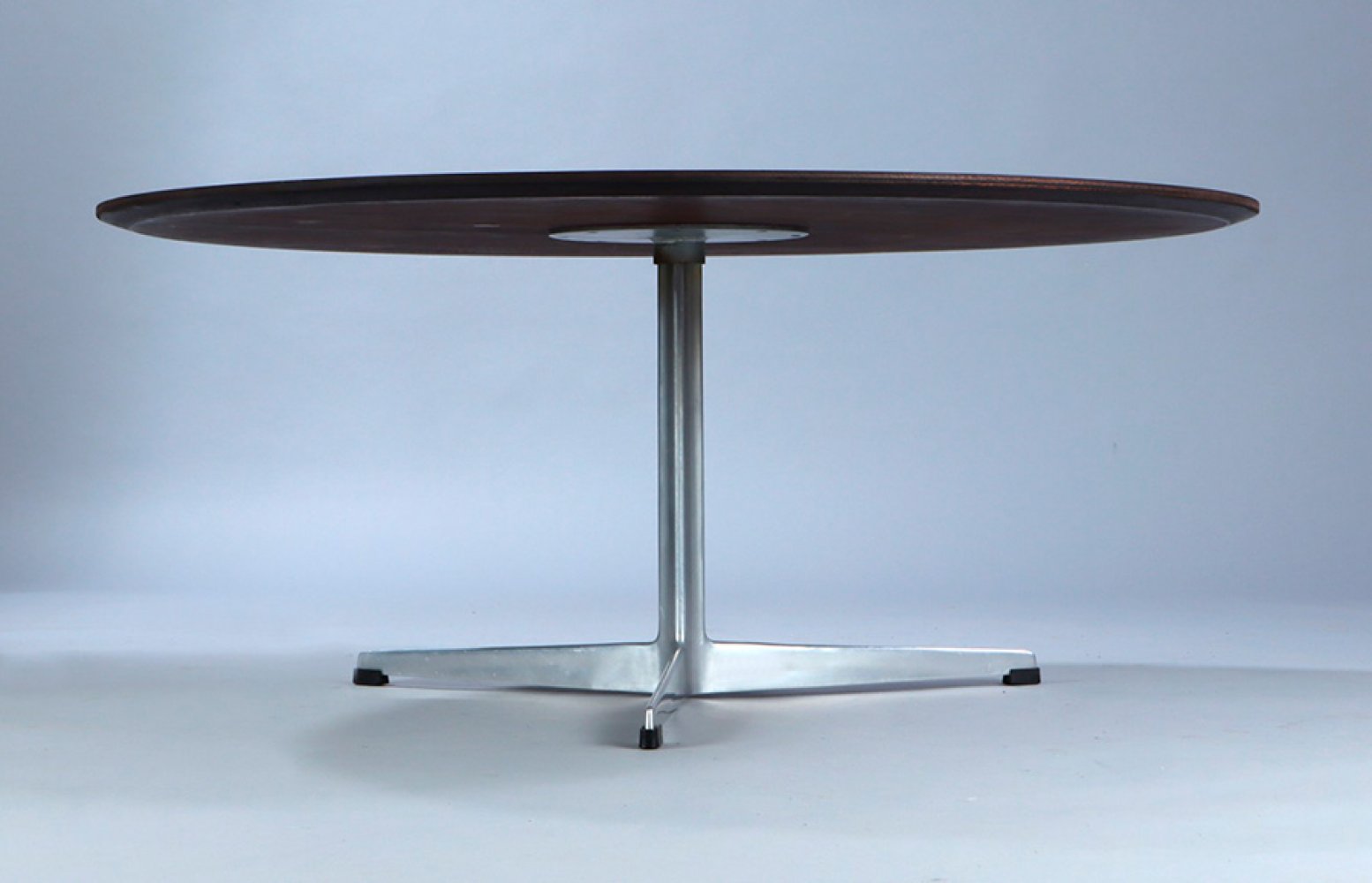 ARNE JACOBSEN (Denmark, 1902 - 1971) for FRITZ HANSEN.Coffee table model 3513.Rosewood veneered top, - Image 6 of 6