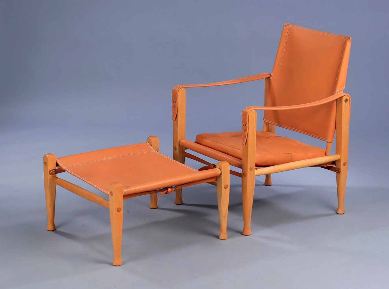 KAARE KLINT (Frederiksberg, 1888-Copenhagen, 1954) for RUD RASMUSSEN.Safaristol chair with stool,