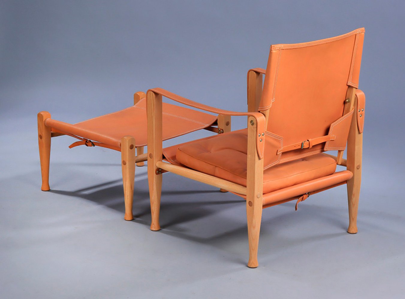 KAARE KLINT (Frederiksberg, 1888-Copenhagen, 1954) for RUD RASMUSSEN.Safaristol chair with stool, - Image 6 of 7