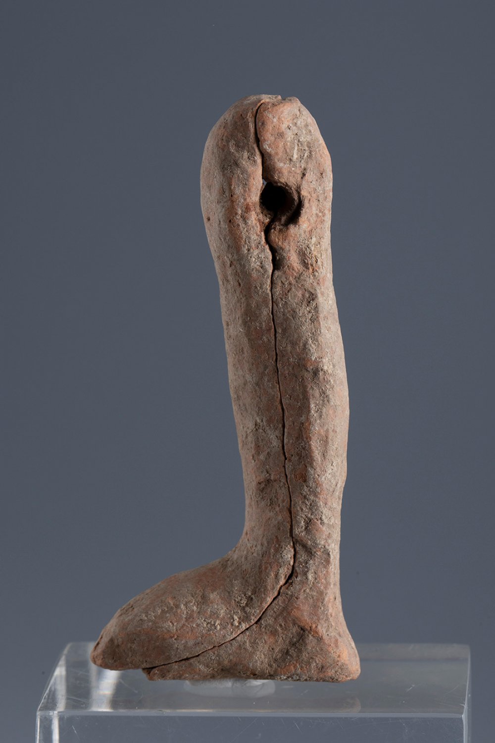 Leg of an articulated doll. Smyrna, 3rd century BC.Terracotta.Provenance: Smyrna, 1895-1905. - Bild 2 aus 4