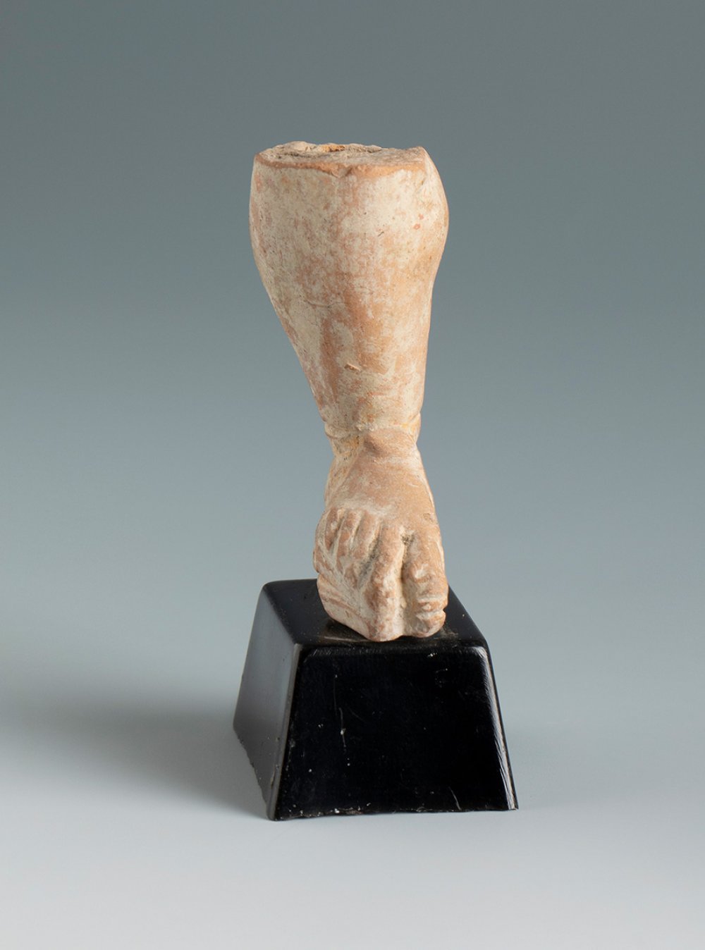 Right leg. Smyrna, 3rd century BC.Terracotta.Provenance: Smyrna, 1895-1905. Collection Paul - Bild 3 aus 3