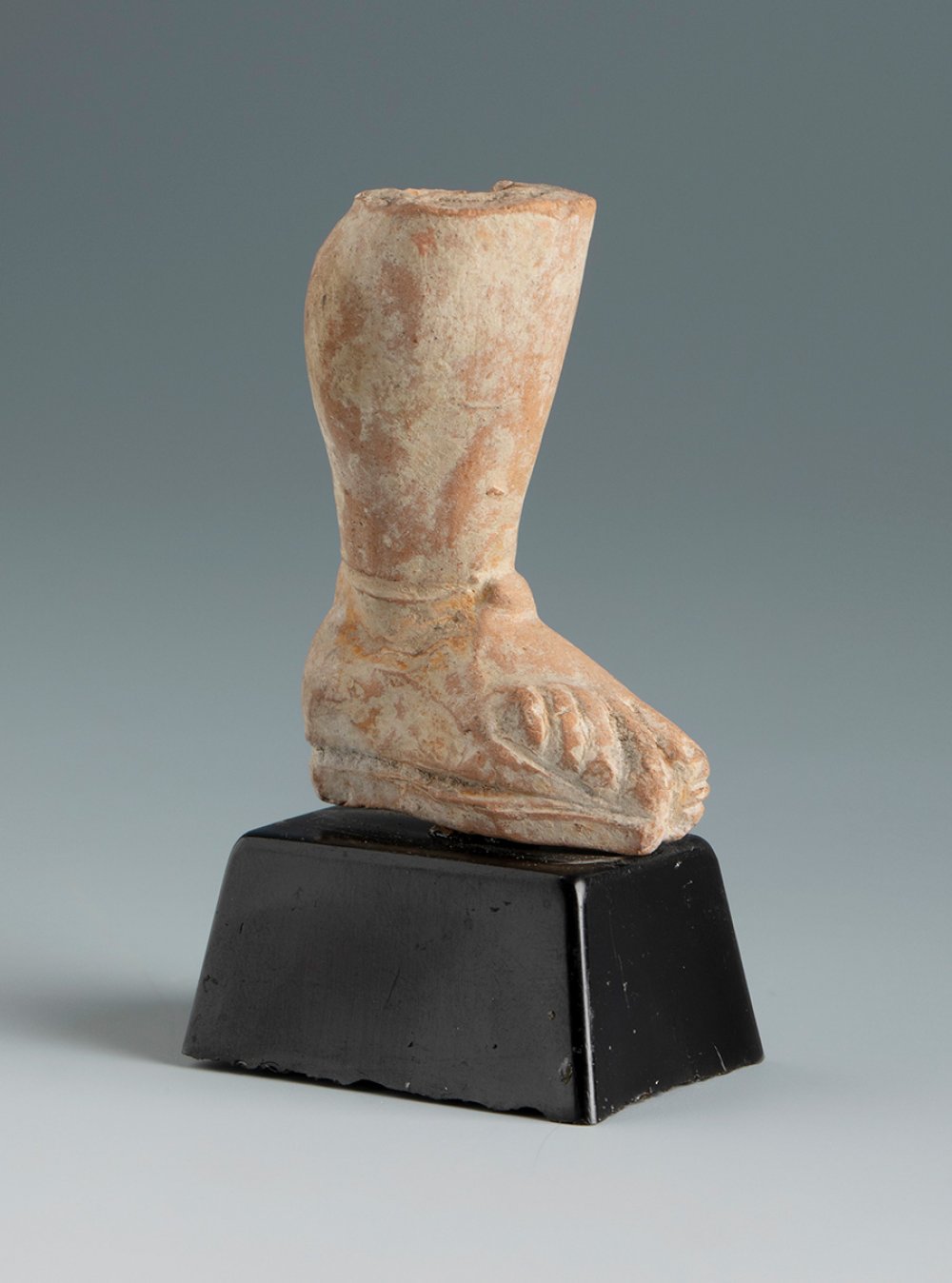 Right leg. Smyrna, 3rd century BC.Terracotta.Provenance: Smyrna, 1895-1905. Collection Paul