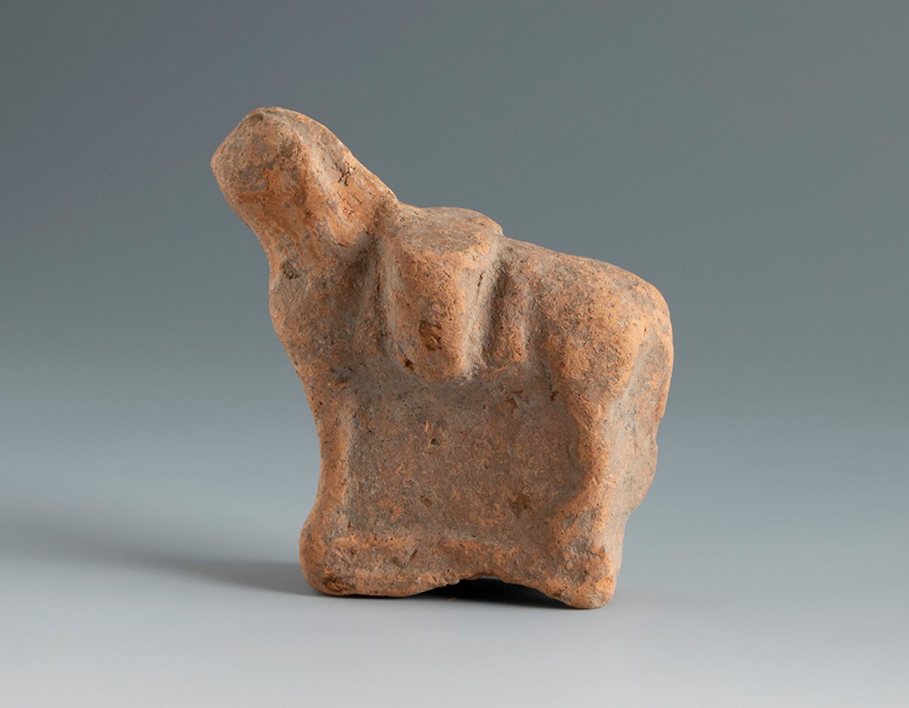 Figure of a donkey carrying pots. Smyrna, 3rd century BC.Terracotta.Provenance: Smyrna, 1895-1905. - Bild 4 aus 4