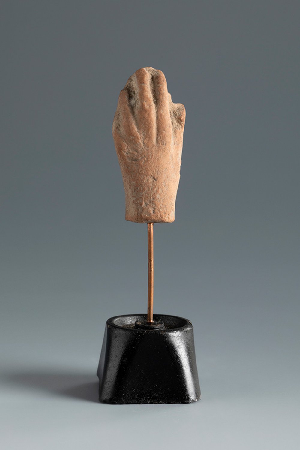 Left hand. Smyrna, 4th-3rd century BC.Terracotta.Provenance: Smyrna, 1895-1905. Collection Paul