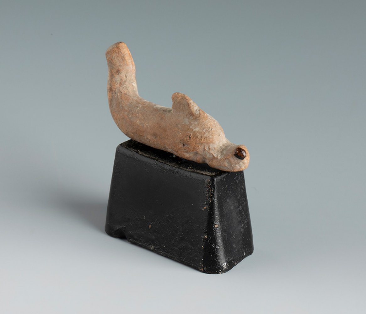 Dolphin. Smyrna, 3rd century BC.Terracotta.Provenance: Smyrna, 1895-1905. Collection Paul Gaudin ( - Bild 2 aus 3