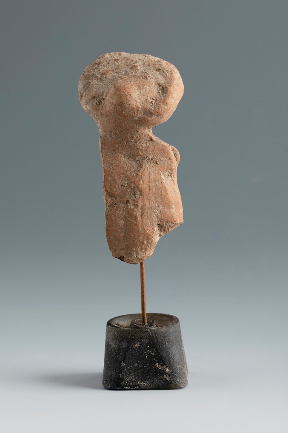 Head of a young man. Smyrna, 3rd century BC.Terracotta.Provenance: Smyrna, 1895-1905. Collection - Bild 3 aus 3