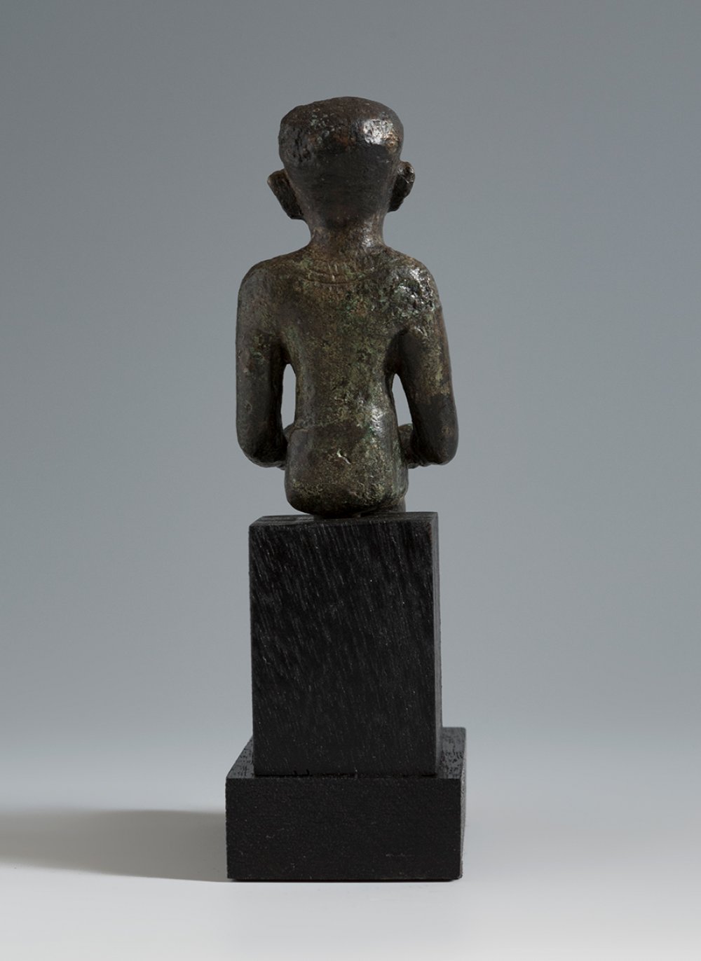 Statue of the god Imhotep. Ancient Egypt, Late Antiquity, 664-323 BC.Bronze.Provenance: private - Bild 2 aus 5