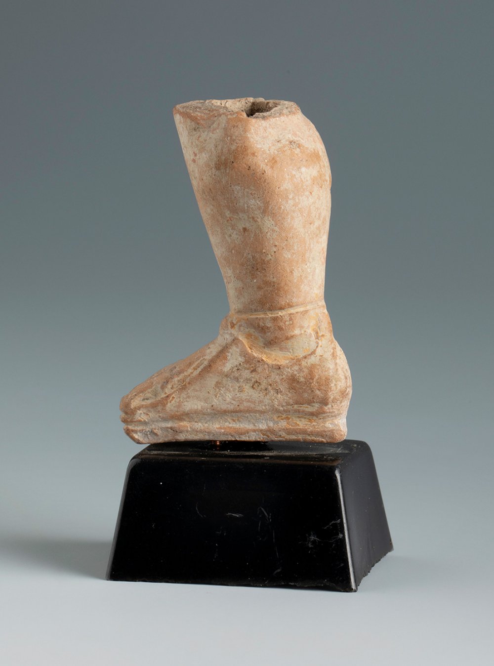 Right leg. Smyrna, 3rd century BC.Terracotta.Provenance: Smyrna, 1895-1905. Collection Paul - Bild 2 aus 3