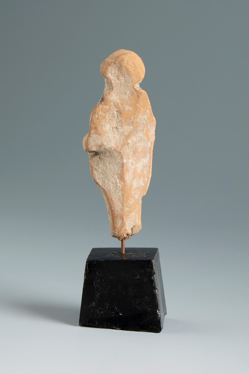 Statuette of a Silenus. Smyrna, 3rd century BC.Terracotta.Provenance: Smyrna, 1895-1905. - Bild 2 aus 3