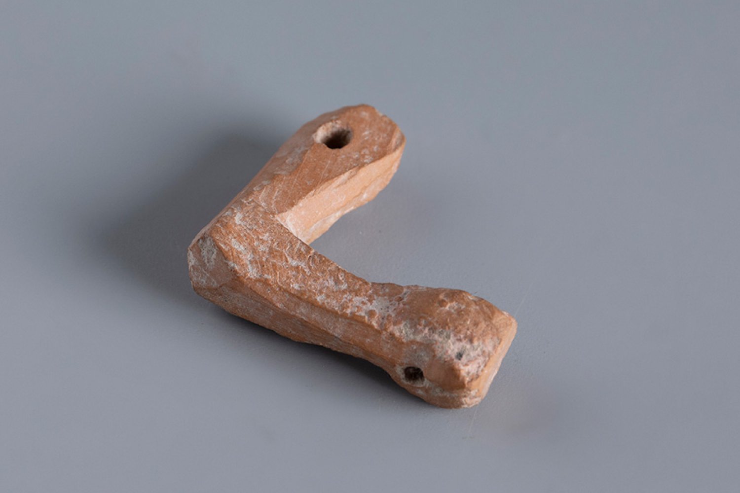 Left arm of an articulated doll. Smyrna, 3rd century BC.Terracotta.Provenance: Smyrna, 1895-1905. - Bild 3 aus 3