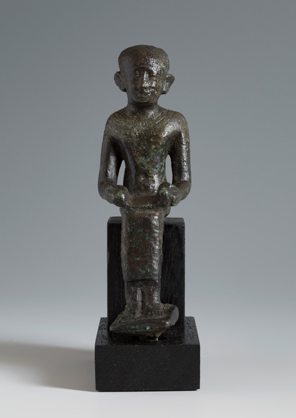 Statue of the god Imhotep. Ancient Egypt, Late Antiquity, 664-323 BC.Bronze.Provenance: private - Bild 4 aus 5