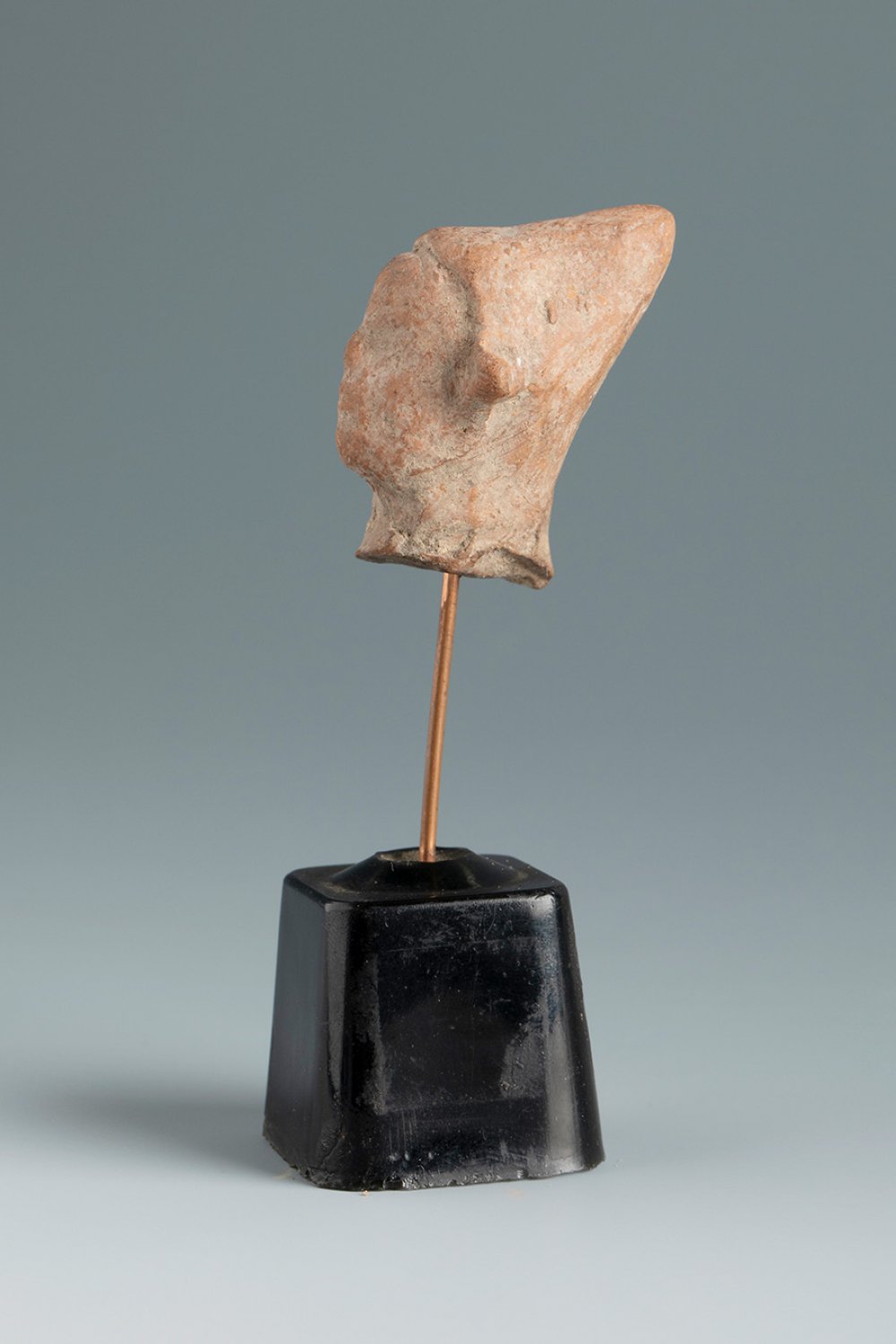Grotesque head with Phrygian cap. Smyrna, 3rd century BC.Terracotta.Provenance: Smyrna, 1895-1905. - Bild 3 aus 3