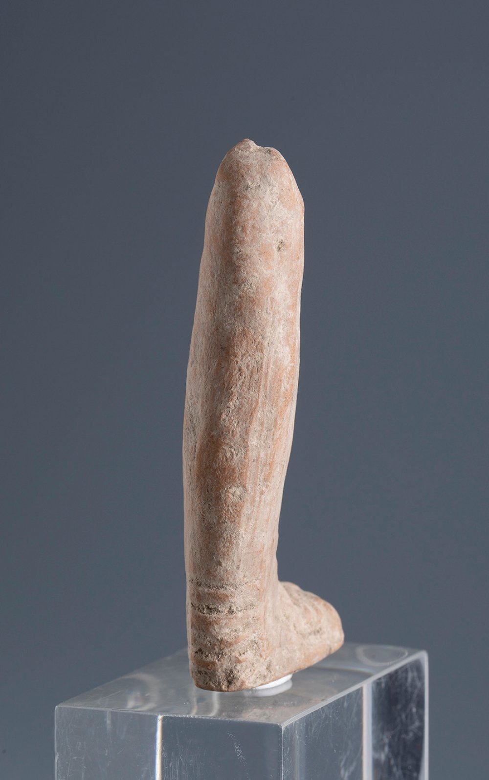 Right leg of an articulated doll. Smyrna, 3rd century BC.Terracotta.Provenance: Smyrna, 1895-1905. - Bild 2 aus 4