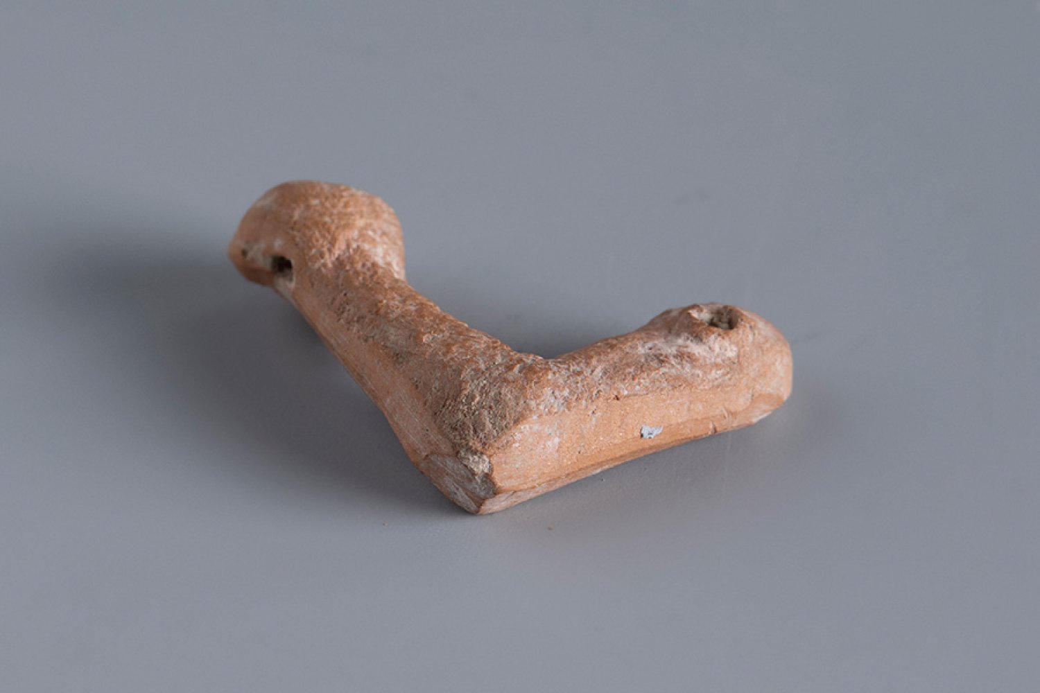 Left arm of an articulated doll. Smyrna, 3rd century BC.Terracotta.Provenance: Smyrna, 1895-1905. - Bild 2 aus 3