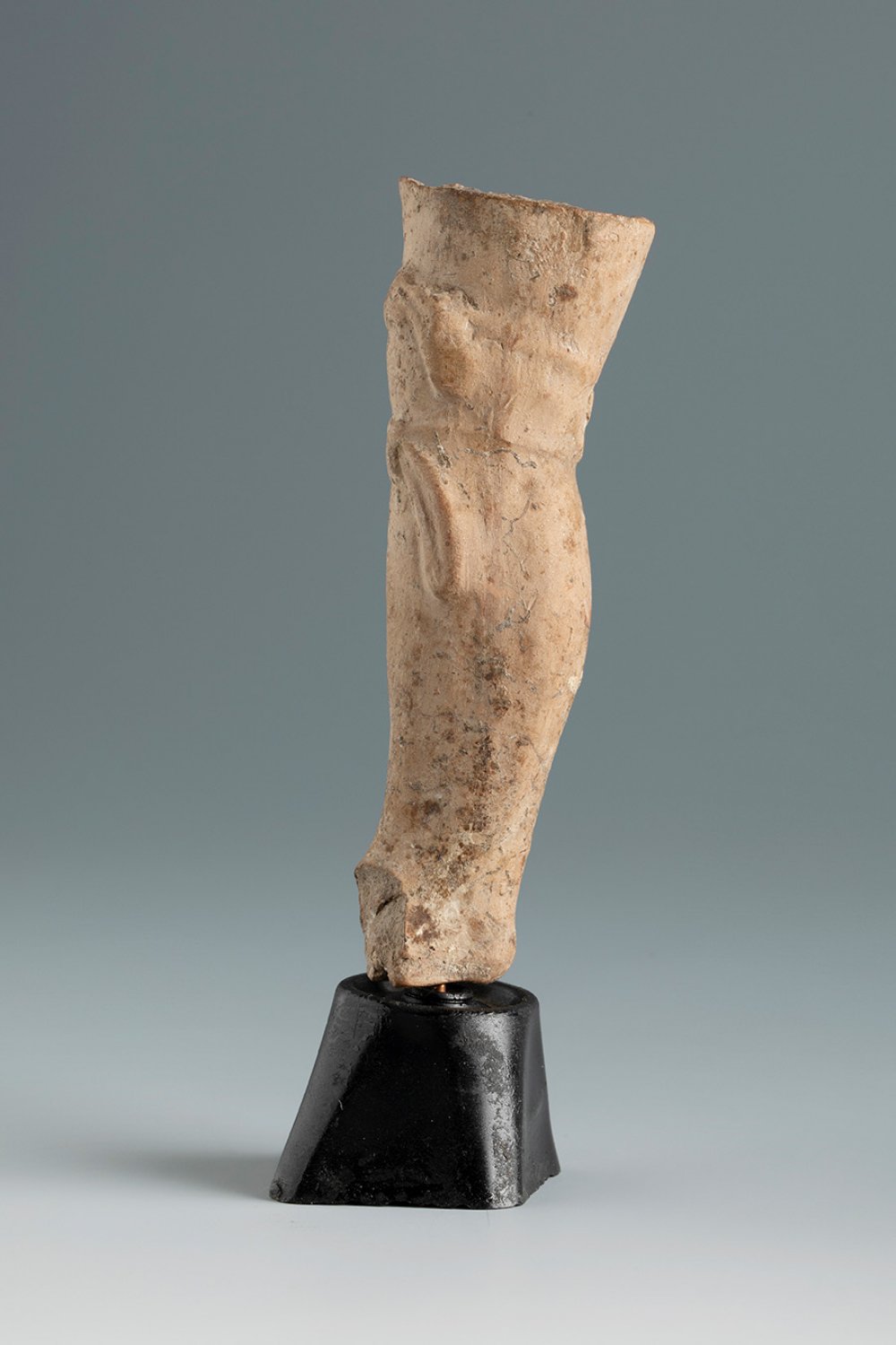 Left leg of a statuette of Artemis. Smyrna, 3rd century BC.Terracotta.Provenance: Smyrna, 1895-1905. - Bild 3 aus 4