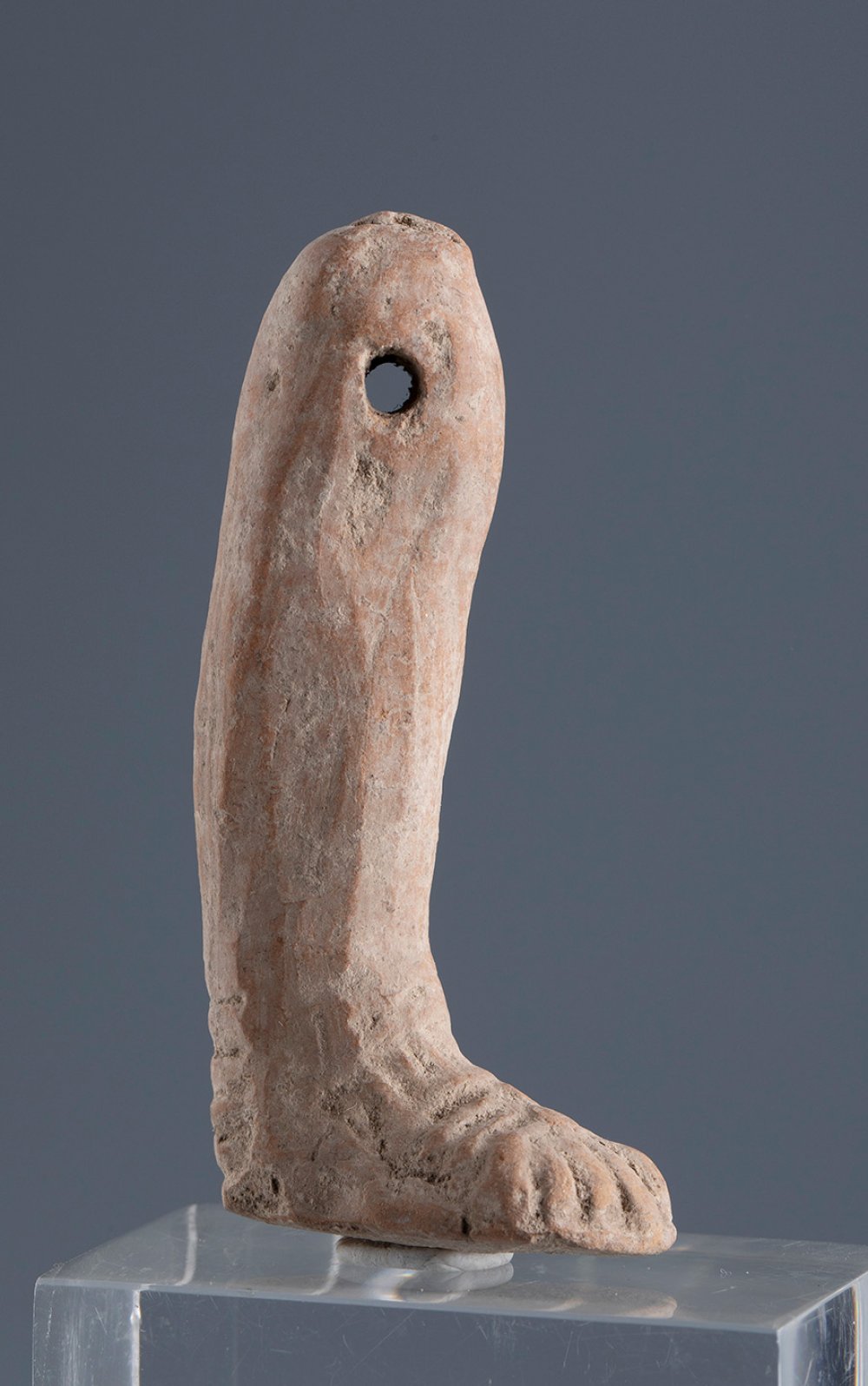 Right leg of an articulated doll. Smyrna, 3rd century BC.Terracotta.Provenance: Smyrna, 1895-1905. - Bild 4 aus 4