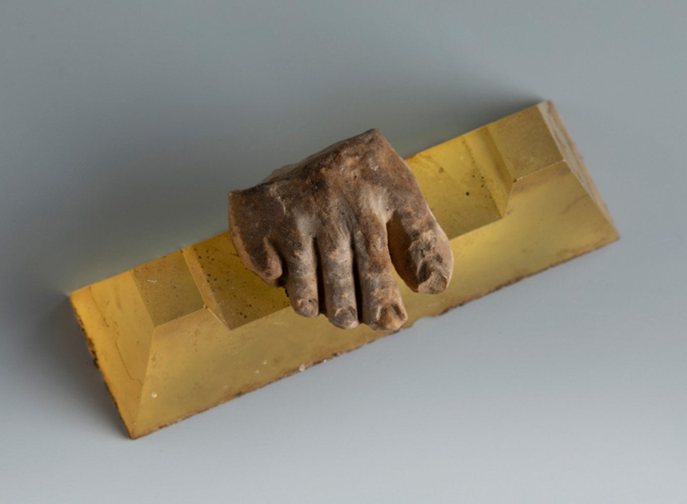 High-quality fragment of a right foot. Smyrna, 3rd century BC.Terracotta.On a resin base.Provenance: - Image 2 of 3