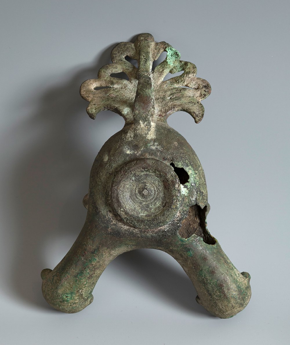 Lucerne with a double spout. Roman, 3rd c. AD.Bronze.Provenance: private collection, Saint-Cloud, - Image 2 of 4