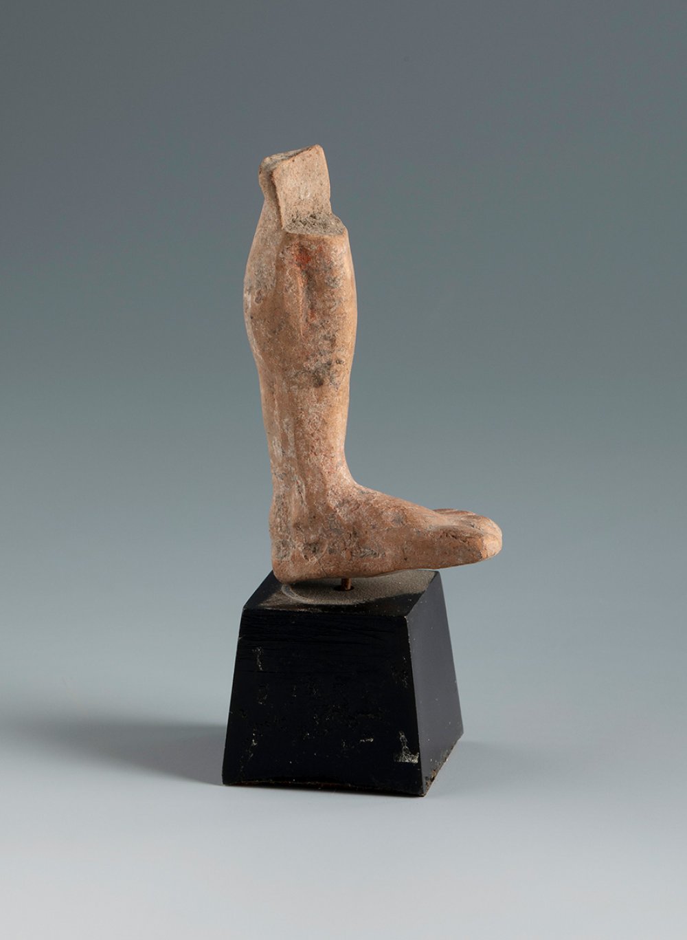 Left leg. Smyrna, 3rd century BC.Terracotta.Provenance: Smyrna, 1895-1905. Collection Paul Gaudin ( - Bild 3 aus 3