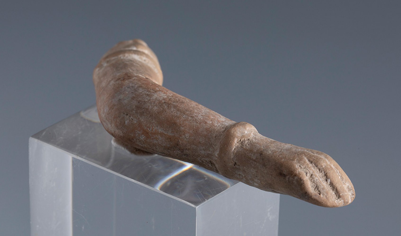 Right arm of a large articulated doll. Smyrna, 3rd century BC.Terracotta.Provenance: Smyrna, 1895- - Bild 2 aus 3